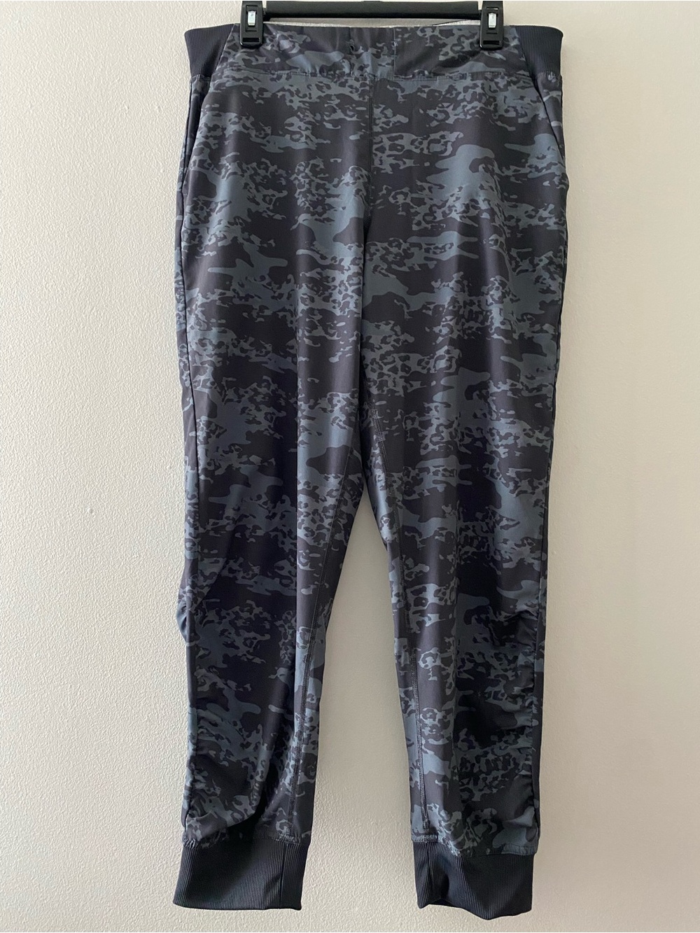 Calvin Klein Women’s Performance Stretch Gray & Black Camouflage Jogger Pants